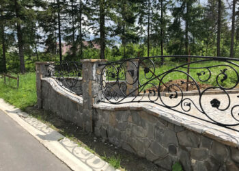 ogrodzenie kute z motywem roślinnym