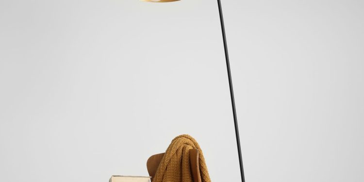 piękna lampa na biurkoi