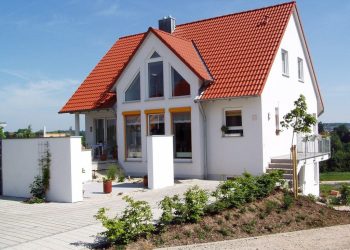 ladna elewacja do czerwonego dachu