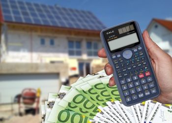 Dlaczego sprzedaż nieruchomości do remontu wymaga zaangażowania oraz uzbrojenia się w cierpliwość? Rynek nieruchomości jest obecnie niezbyt stabilny, a ceny materiałów budowlanych stale rosną. Jeśli przedsięwzięcie obejmuje coś więcej niż drobne odświeżenie mieszkania poprzez przemalowanie ścian, czy wymianę kaloryferów na nowsze, dla wielu potencjalnych nabywców automatycznie staje się ono nieatrakcyjne. Dostosowanie czterech kątów do indywidualnych potrzeb i preferencji nie tylko da się bowiem odczuć w portfelu, ale jest także czasochłonne i wymaga wysiłku ze strony nowego właściciela. Osoby planujące zakupić mieszkanie stawiają zatem w głównej mierze na lokale gotowe do zamieszkania. W przypadku, gdy mieszkanie wymaga gruntownego remontu, równie problematyczna może okazać się sama ocena stanu faktycznego. Może okazać się, że wymaga ono więcej pracy, niż przewidywał wstępny plan. Potencjalny nabywca, na pierwszy rzut oka, nie dostrzeże, jak są wykonane stropy, czy kiedy była wymieniana instalacja elektryczna. Warto więc, aby sprzedażą takiego mieszkania zajęła się profesjonalna agencja nieruchomości. Jak szybko i bezproblemowo sprzedać mieszkanie do remontu? Mieszkanie, w którym nie zostały przeprowadzone prace remontowe, nie ma zbyt wysokiej wartości. Jego sprzedaż nigdy nie jest więc łatwa. Potencjalni nabywcy będą podejmowali próbę negocjacji, co dodatkowo obniży cenę, jaką ostatecznie otrzyma właściciel. Chcąc uniknąć takiej sytuacji, warto rozważyć powierzenie tego zadania firmie oferującej skup nieruchomości, takiej jak https://valueproperties.pl. Odkupując mieszkanie, firma doprowadzi je stanu pozwalającego na sprzedaż za dobrą kwotę, zaś właściciel – nie musi martwić się stratą czasu i potrzebą wypełnienia formalności!