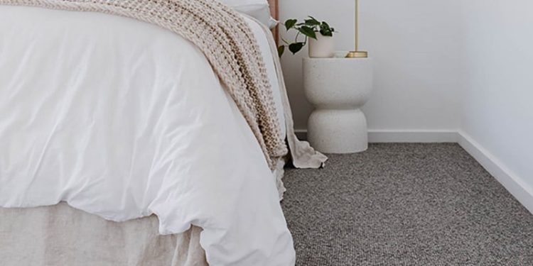 Miękka i przytulna wykładzina dywanowa zapewnia komfort i ciepło w sypialni