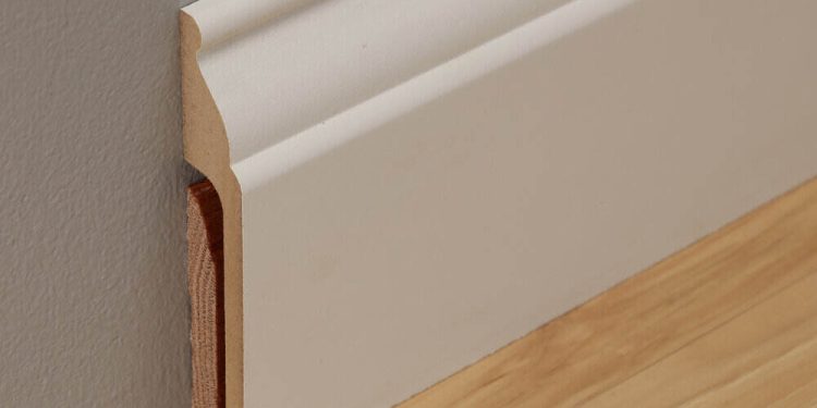 Dekoracyjny element wykończeniowy, montowany przy podłodze, maskujący łączenie ściany z podłogą