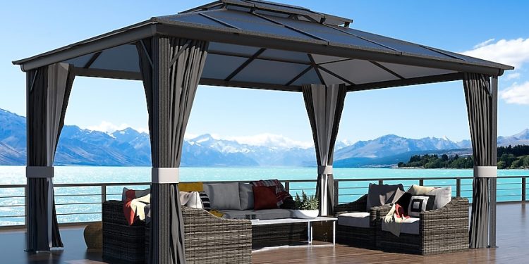 Lekki i trwały dach z poliwęglanu zapewnia ochronę przed deszczem oraz przepuszcza światło słoneczne