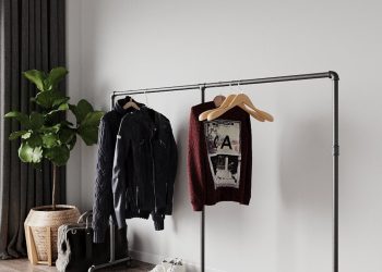 Elegancki wieszak stojący zapewnia wygodne przechowywanie ubrań i dodatków w przedpokoju lub sypialni