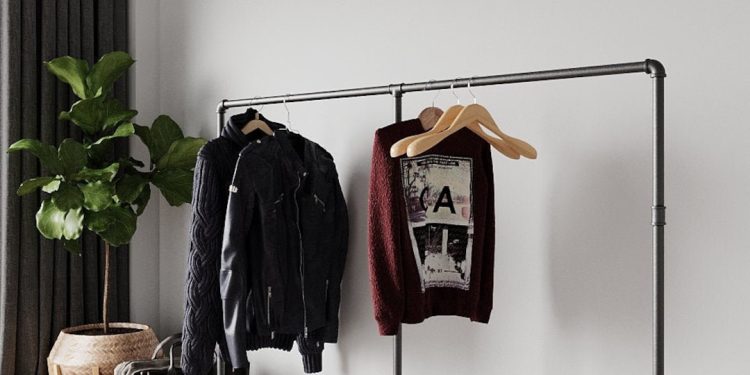 Elegancki wieszak stojący zapewnia wygodne przechowywanie ubrań i dodatków w przedpokoju lub sypialni