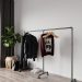 Elegancki wieszak stojący zapewnia wygodne przechowywanie ubrań i dodatków w przedpokoju lub sypialni