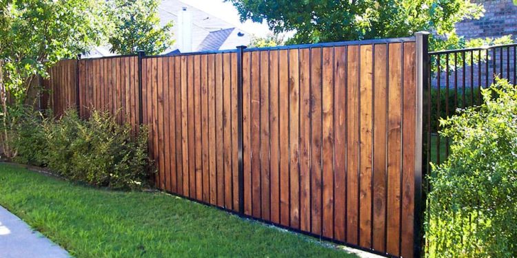 Eleganckie ogrodzenie z kutego żelaza otacza posesję, nadając jej ekskluzywny i stylowy wygląd