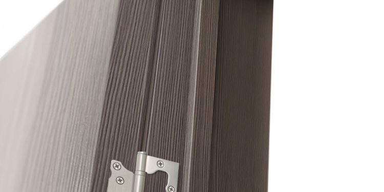 Montaż drzwi z ościeżnicą regulowaną