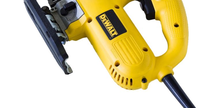 Poręczne narzędzie zasilane baterią, służące do precyzyjnego dozowania silikonu podczas prac remontowych