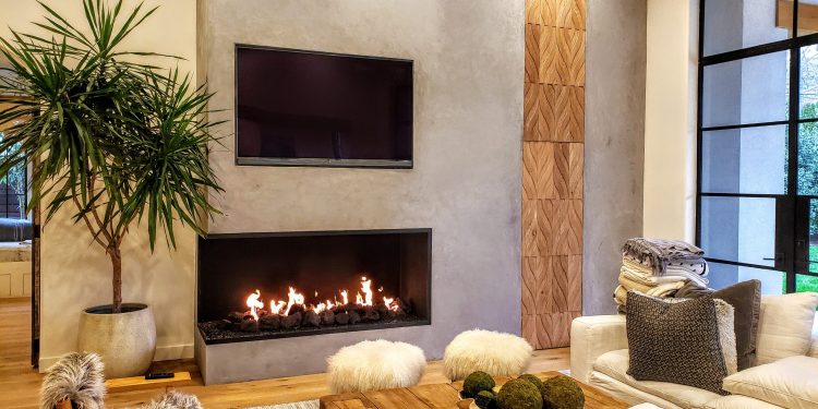 Telewizor nad kominkiem jako centralny punkt nowoczesnego salonu