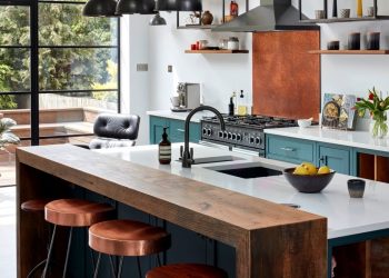 Przestronna kuchnia z jasnym barkiem śniadaniowym tworzy idealne miejsce do porannych spotkań