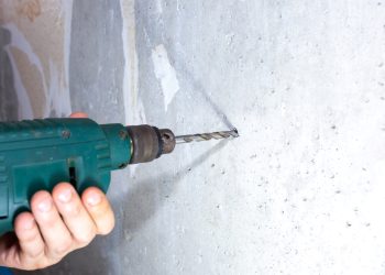 Młotowiertarka skutecznie kruszy beton i wierci otwory w twardych powierzchniach budowlanych