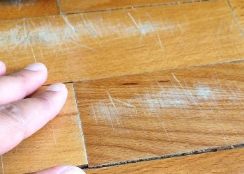 Szlifowanie mechaniczne i wypełnianie głębokich rys pozwala przywrócić podłodze dawny blask