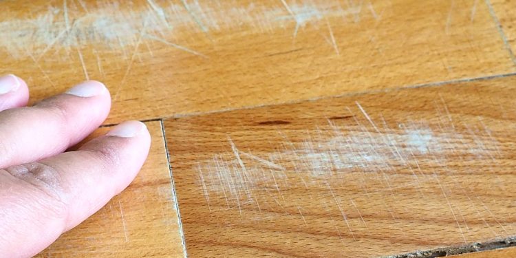 Szlifowanie mechaniczne i wypełnianie głębokich rys pozwala przywrócić podłodze dawny blask