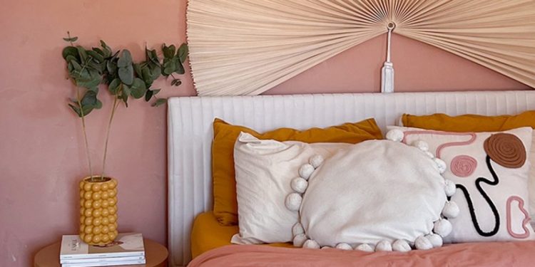 Naturalna glina na ścianach sypialni reguluje wilgotność i pochłania szkodliwe substancje z powietrza