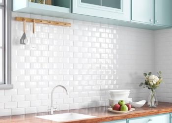 Szkło hartowane w szare wzory skutecznie chroni ścianę przed zabrudzeniami podczas gotowania