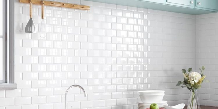 Szkło hartowane w szare wzory skutecznie chroni ścianę przed zabrudzeniami podczas gotowania