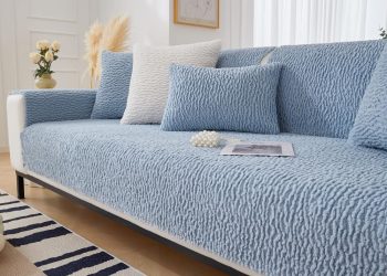 Praktyczne pokrowce na sofy skutecznie chronią meble przed sierścią zwierząt domowych