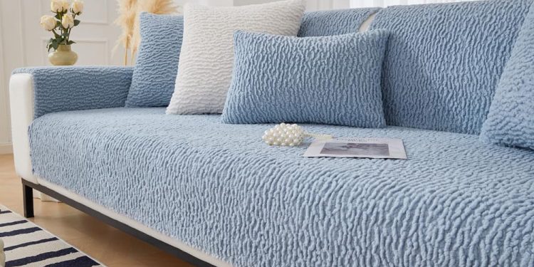 Praktyczne pokrowce na sofy skutecznie chronią meble przed sierścią zwierząt domowych