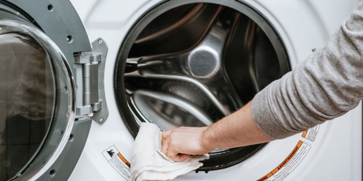 Regularne czyszczenie filtra i używanie odpowiednich detergentów znacząco wydłuża sprawność pralki