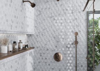 Błyszczące płytki mozaiki mieniły się kolorowo pod strumieniem wody w łazience