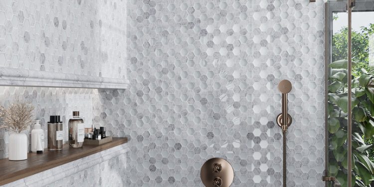 Błyszczące płytki mozaiki mieniły się kolorowo pod strumieniem wody w łazience