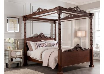 W królewskiej sypialni stoi majestatyczne łóżko z jedwabnym baldachimem w kolorze burgundu