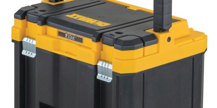 Żółto-czarna skrzynka DeWalt mieści profesjonalne narzędzia i posiada wytrzymałe zatrzaski zabezpieczające