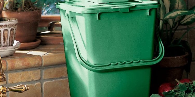 Szczelne kompostowniki z filtrem węglowym skutecznie neutralizują nieprzyjemne zapachy rozkładających się odpadów organicznych