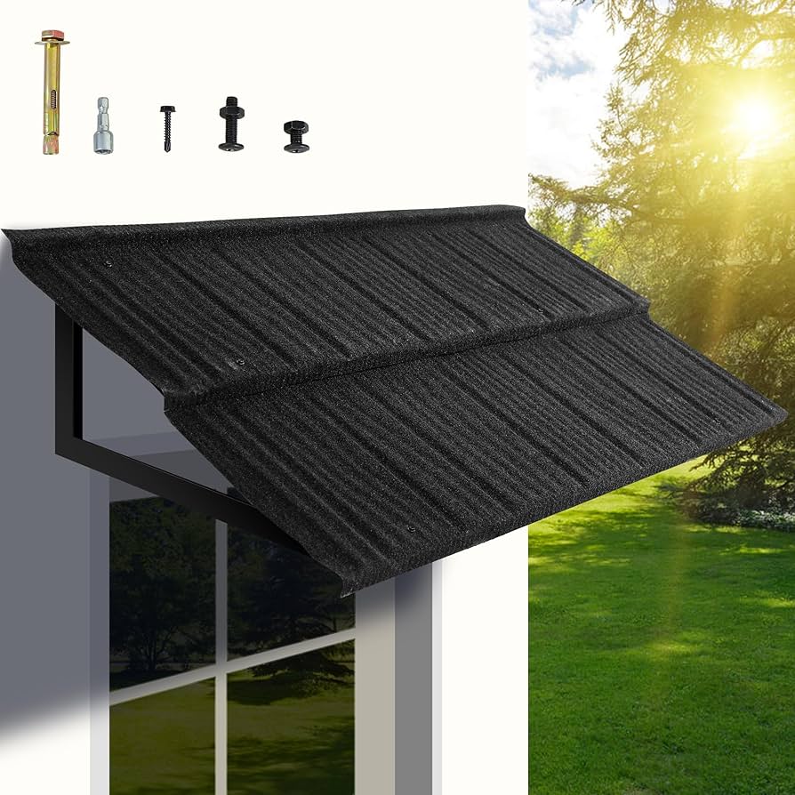 opadające liście z drzew mogą zarysować powierzchnię blachodachówki czerwona blacha błyszczy między zielonymi koronami drzew