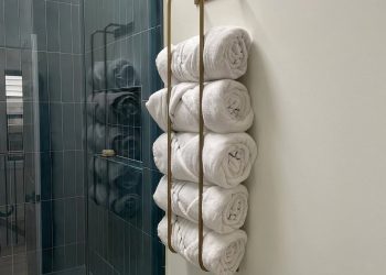 Ręczniki najlepiej przechowywać złożone na półkach lub zawieszone na wieszakach w przewiewnym miejscu