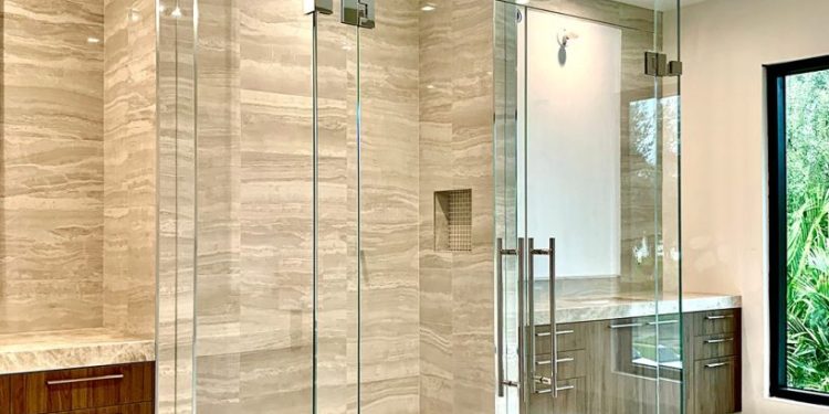 Zamontuj baterię prysznicową do ściany i podłącz ją do rur wodociągowych