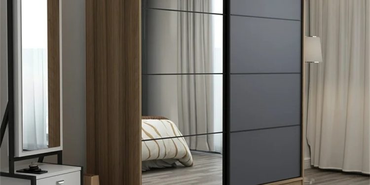 W drewnianej szafie cicho skrzypią drzwi, kiedy wiatr muska koronkowe firanki