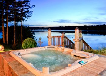 Zamontuj jacuzzi na stabilnym podłożu i podłącz instalację hydrauliczną oraz elektryczną