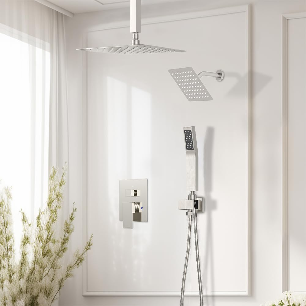 Profesjonalny instalator mierzy i montuje baterię prysznicową na ścianie łazienkowej