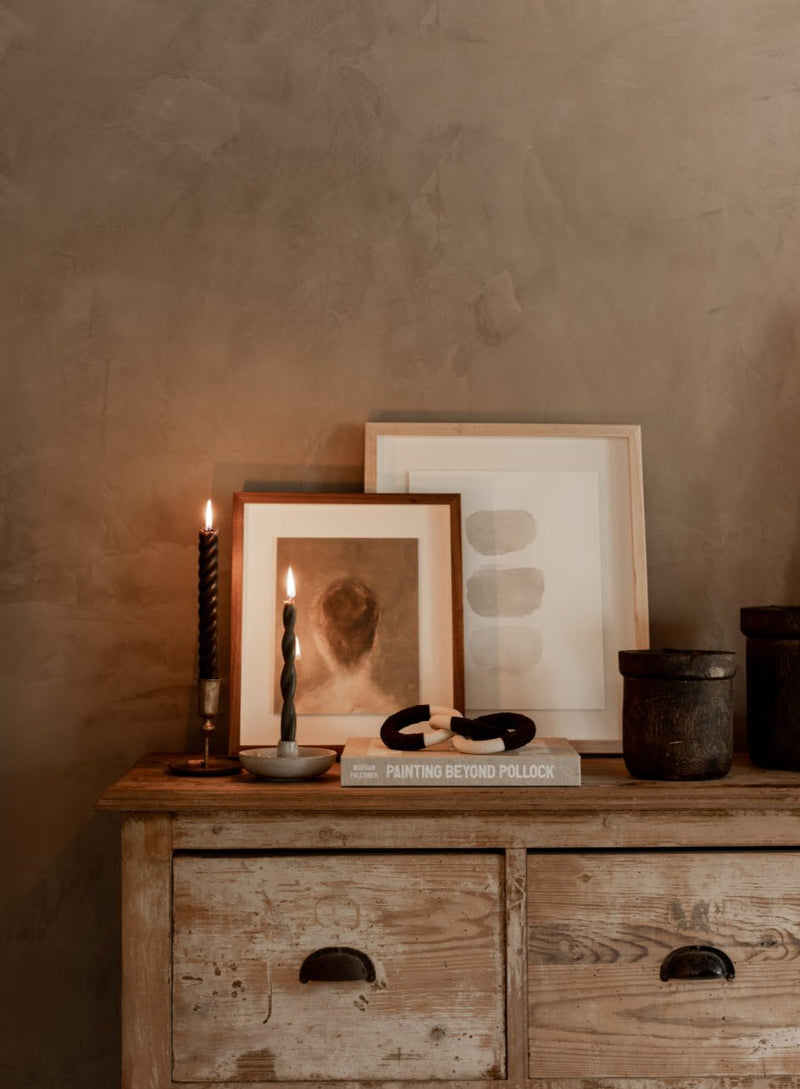 Nakładanie farby wałkiem na ścianę Wałek z farbą glinkową nakładany równomiernie na gładką białą ścianę