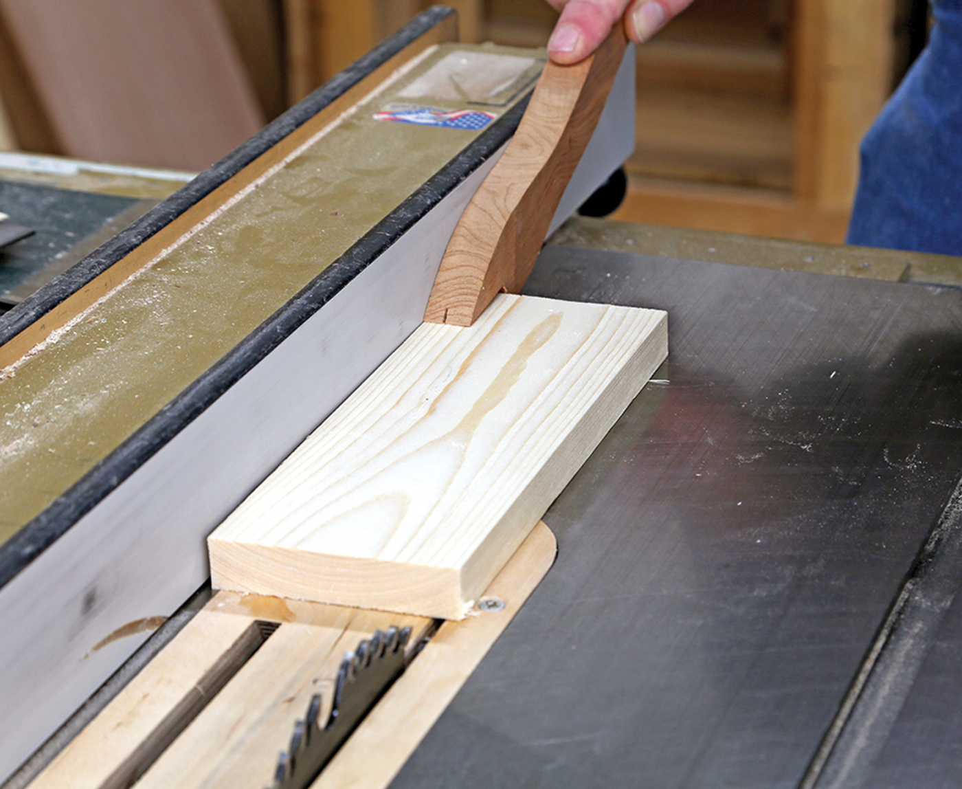 Piła stołowa tnie belki drewniane Metalowa piła stołowa z ostrzem tnącym drewnianą belkę obok imadła i ścisków