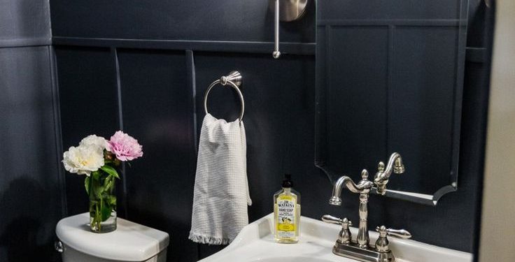 Nowoczesna łazienka bez okna z tapetą imitującą białe płytki ceramiczne wanna umywalka oświetlenie LED