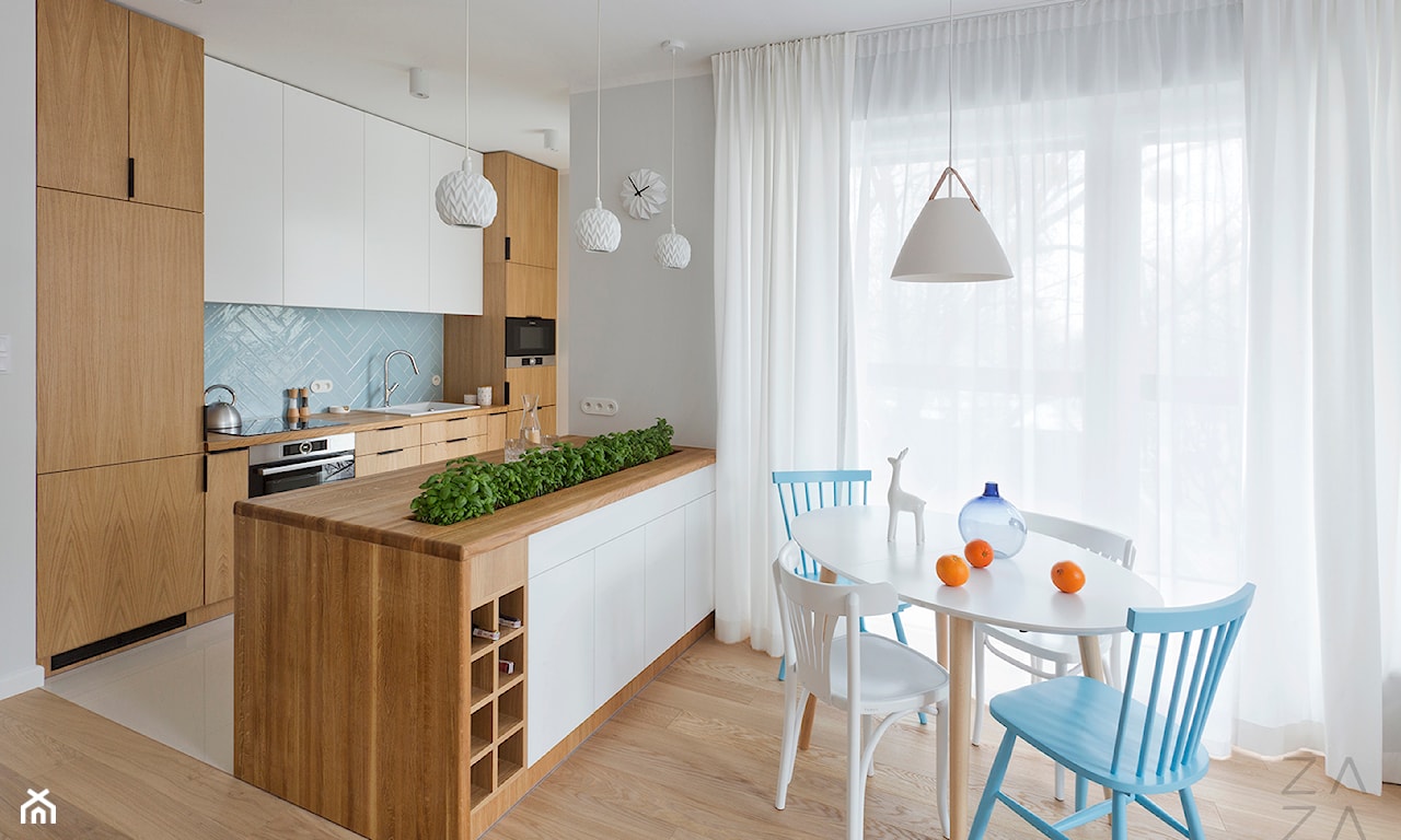 Oświetlenie ogólne sufitowymi panelami LED Sufitowe panele LED równomiernie rozświetlające cały aneks kuchenny z szafkami