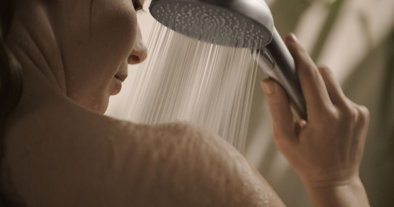 Błąd montażu baterii prysznicowej zbyt blisko podłogi uniemożliwiający wygodne użytkowanie