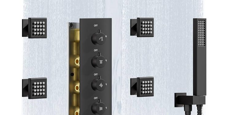 Bateria prysznicowa zamontowana na kafelkowanej ścianie prysznica w łazience na standardowej wysokości