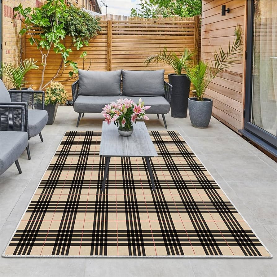 Gotowy taras wieczorem z podświetlonymi płytkami i stołem z krzesłami