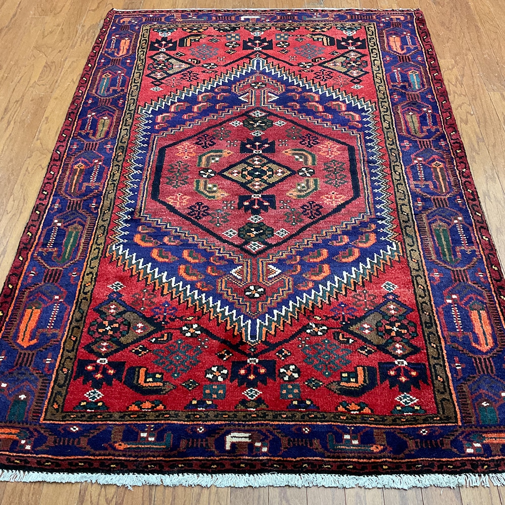 Ręczne czyszczenie dywanu wełnianego szczotką i odkurzaczem w domowym zaciszu