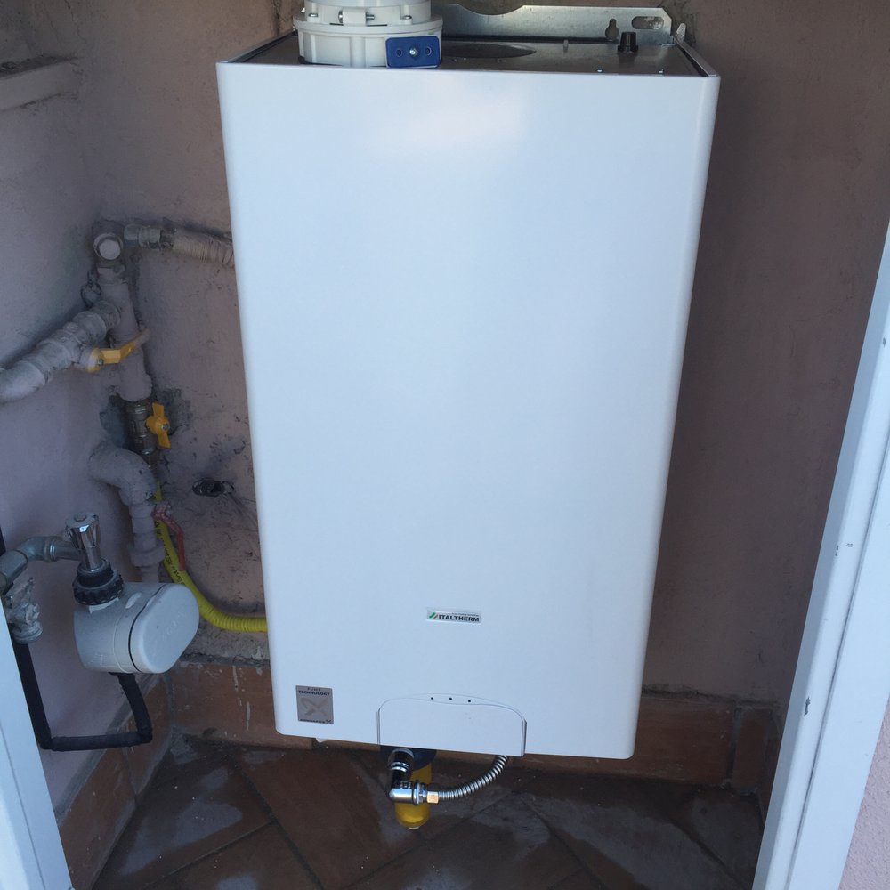 Panel sterowania pieca De Dietrich z kolorowym ekranem LCD i przyciskami dotykowymi