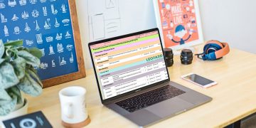 ekran laptopa z arkuszem Excela wyświetlającym kosztorys budowlany z materiałami i sumami