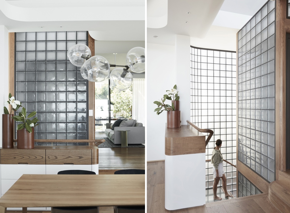 Kwadratowe przezroczyste luksfery ułożone w geometryczny wzór na białej ścianie