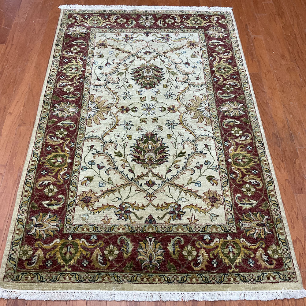 Stary dywan wełniany z zachowanym wzorem i żywymi kolorami po latach użytkowania