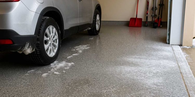 Błyszcząca podłoga epoksydowa w garażu z zaparkowanym samochodem i półkami