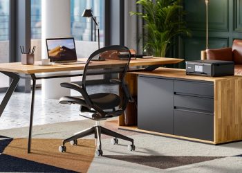 Stoły z jasnego drewna sosnowego obok ciemnego dębowego na neutralnym tle