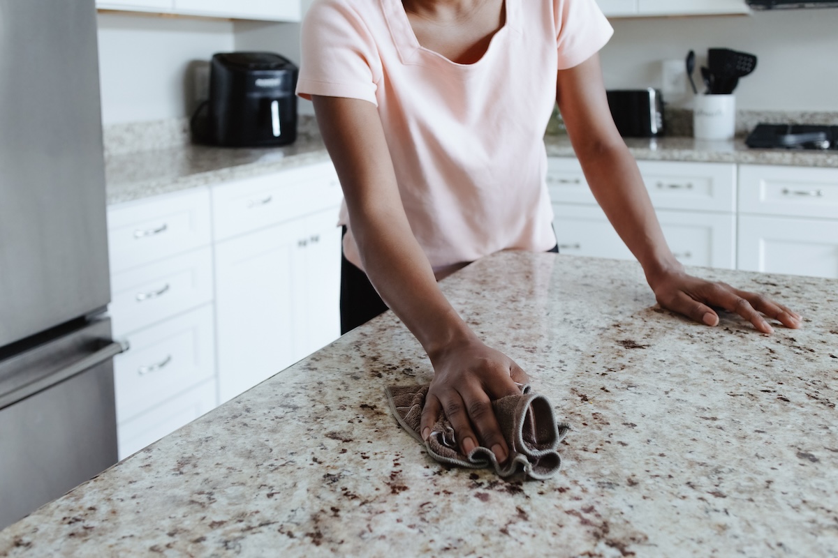 Porównanie zabrudzonego i lśniącego blatu z granitu obok siebie przed i po czyszczeniu